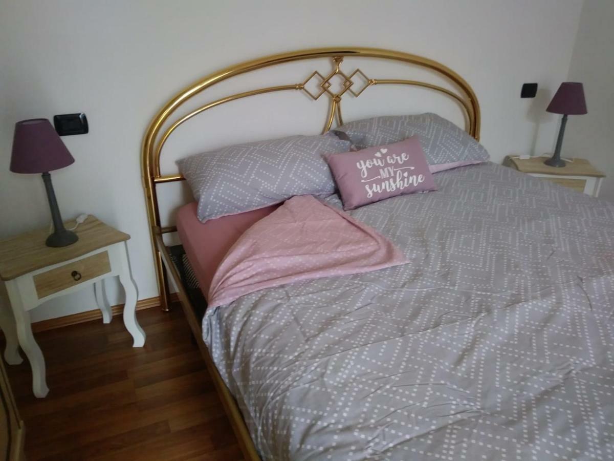 Casa Vacanza Il Glicine Casale Corte Cerro Zewnętrze zdjęcie
