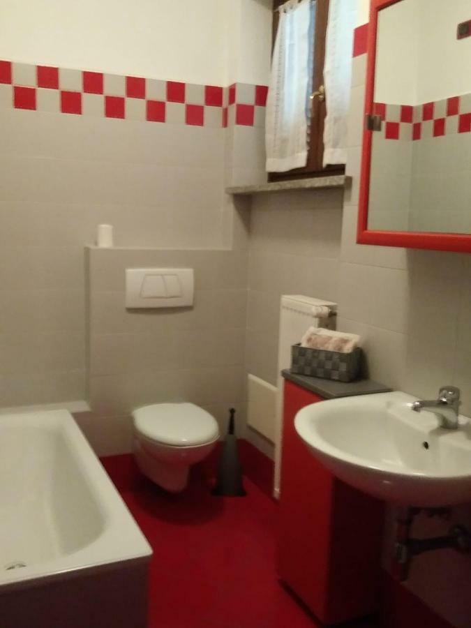 Casa Vacanza Il Glicine Casale Corte Cerro Zewnętrze zdjęcie