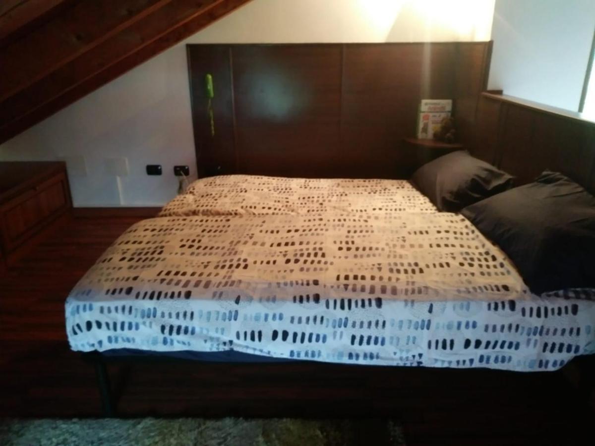 Casa Vacanza Il Glicine Casale Corte Cerro Zewnętrze zdjęcie